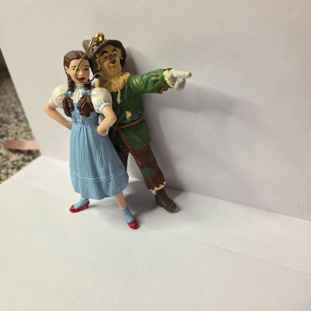 Hallmark Keepsake 2002 The Wizard of Oz Dorothy and Scarecrow Ornament Boxed